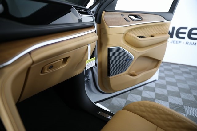2025 Jeep Grand Cherokee Summit Reserve photo 12