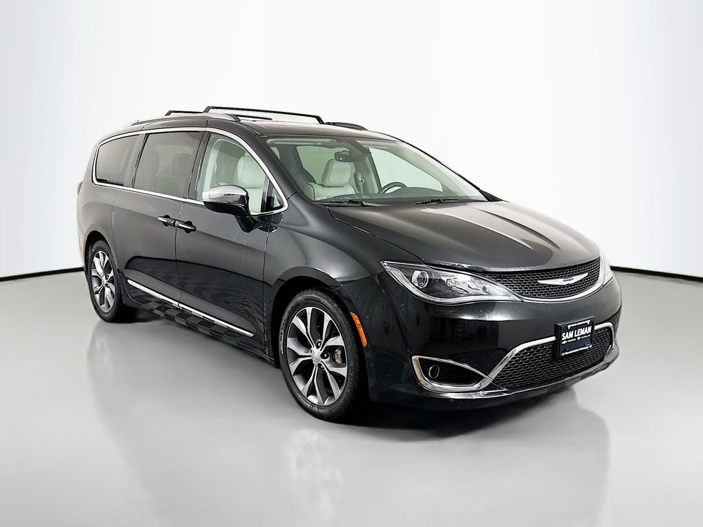 2017 Chrysler Pacifica Limited's photo