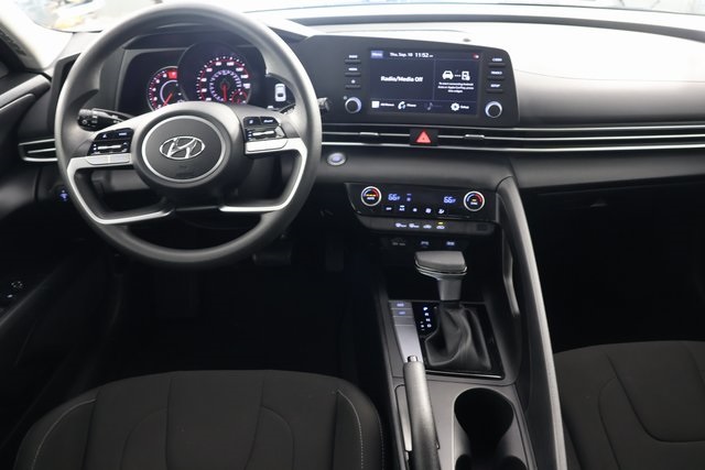 2023 Hyundai Elantra SEL photo 2