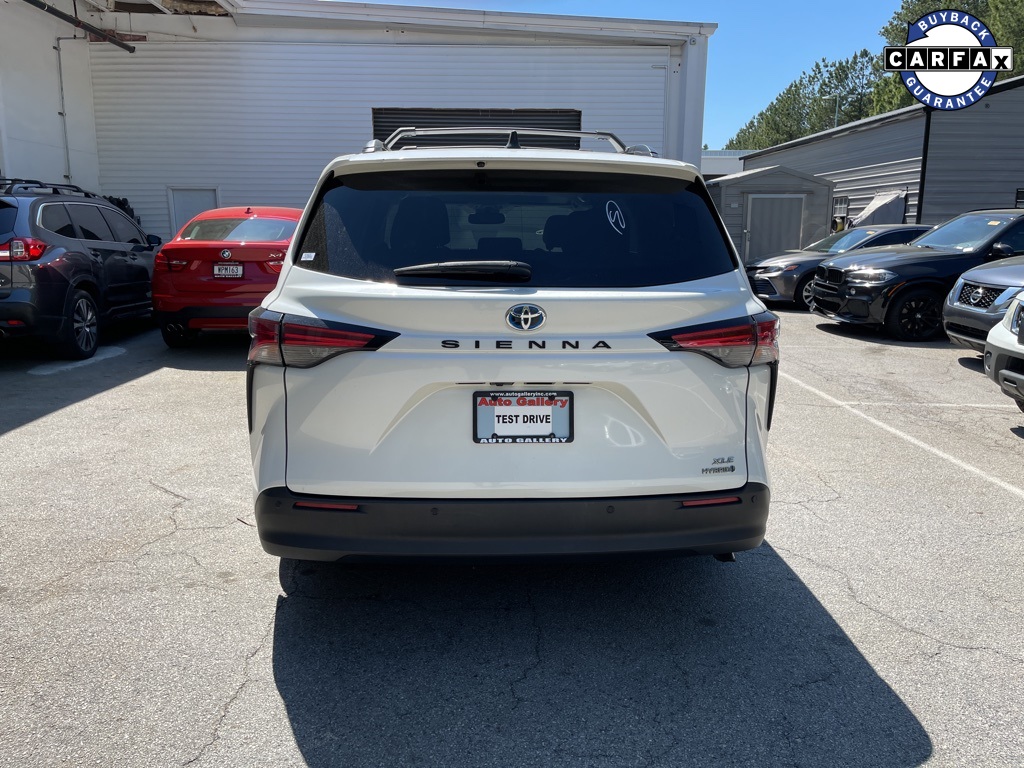 2021 Toyota Sienna XLE photo 3