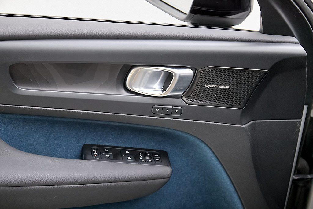 2023 VOLVO XC40 - Image 11