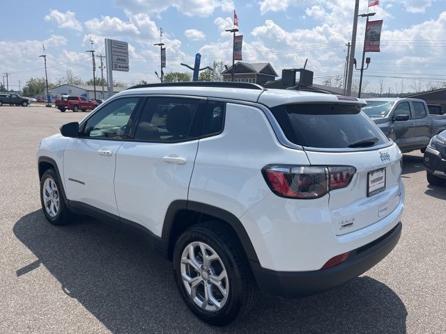 2024 Jeep Compass Latitude photo 2