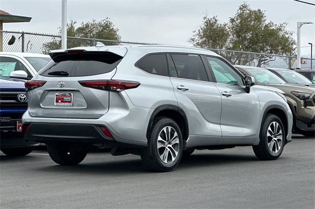 2024 Toyota Highlander XLE photo 3