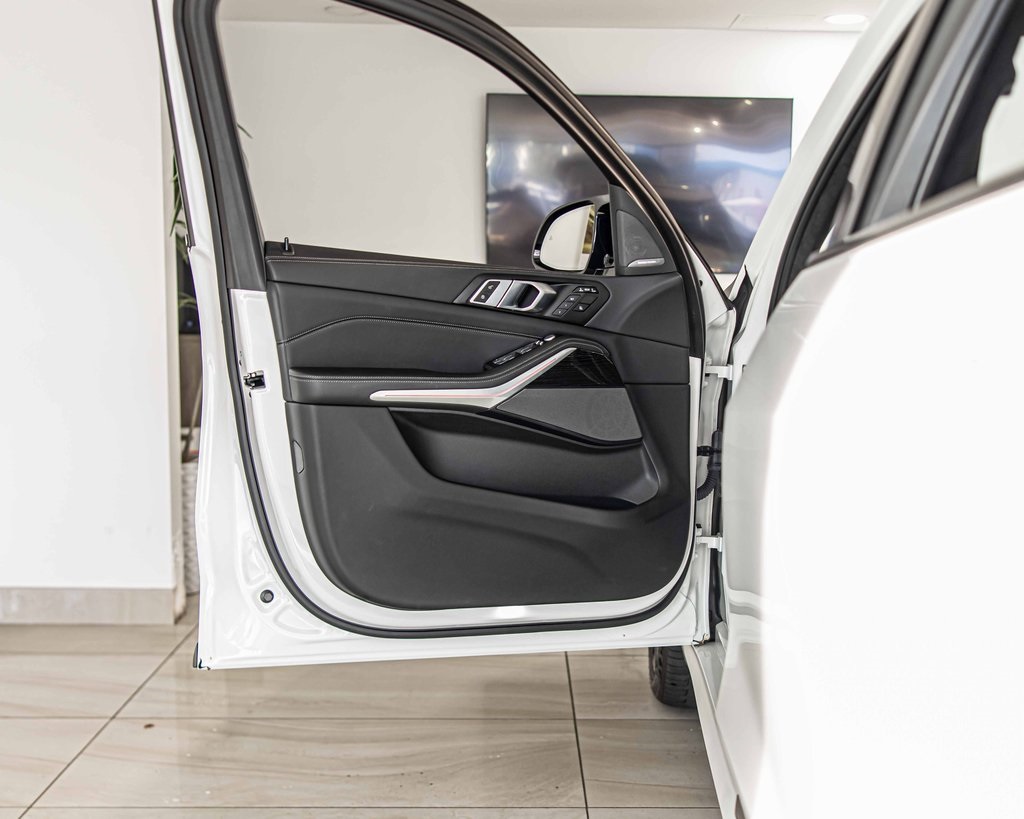 2025 BMW X7 - Image 34