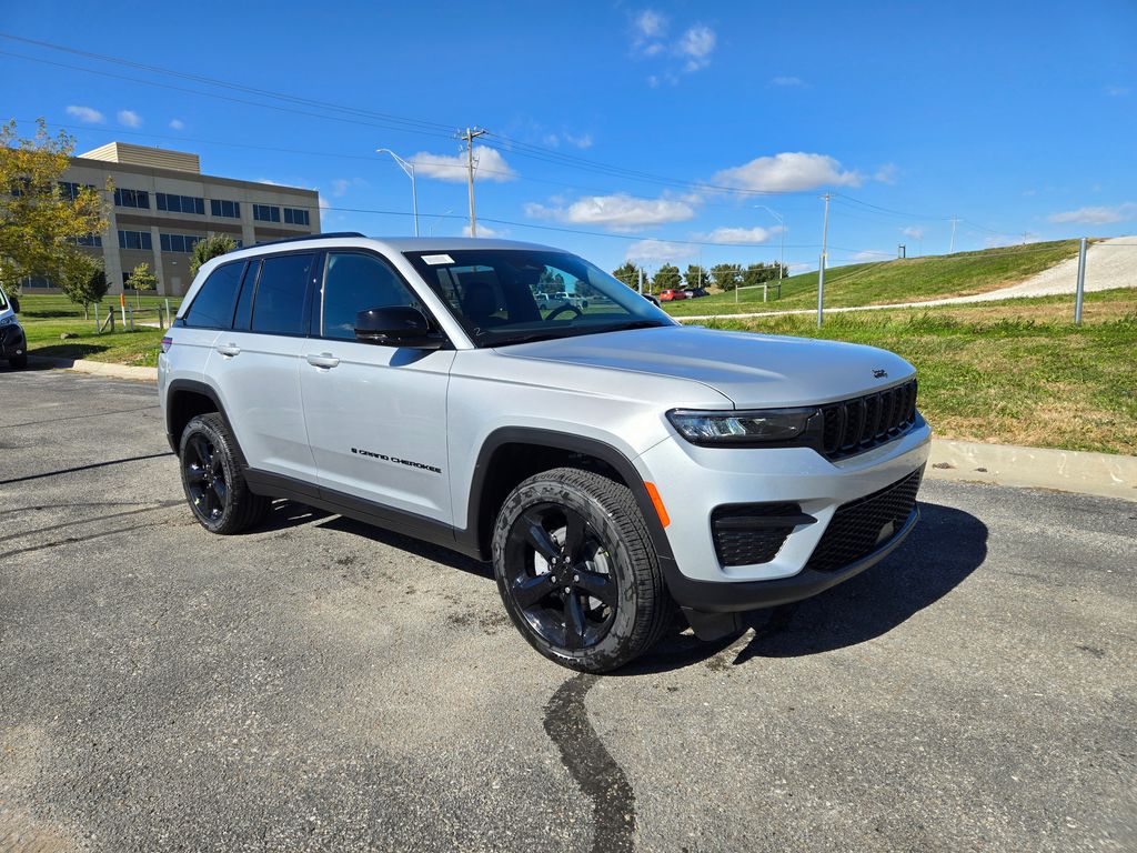 2025 Jeep Grand Cherokee Altitude's photo