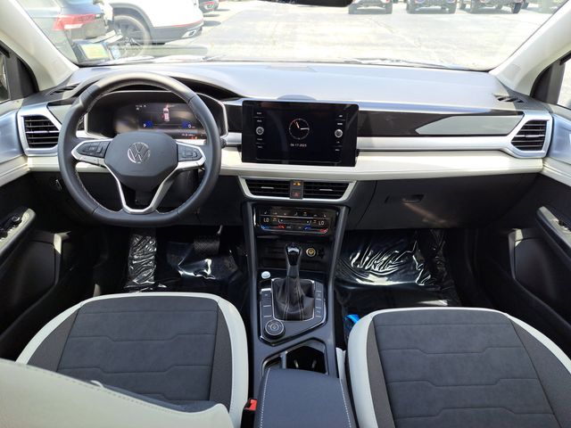 2025 Volkswagen Taos SE photo 16
