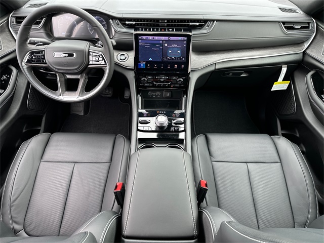 2025 Jeep Grand Cherokee Overland photo 17