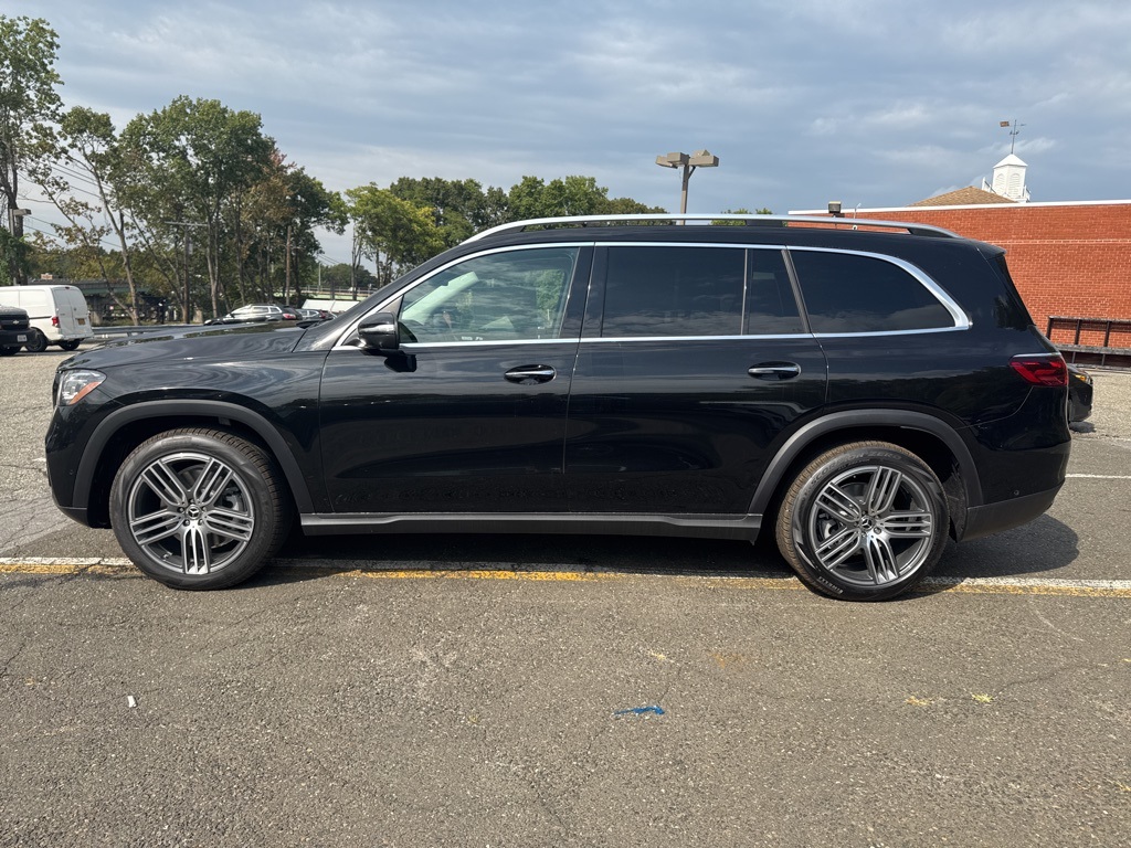 2026 Mercedes Benz GLS 450 4MATIC photo 4