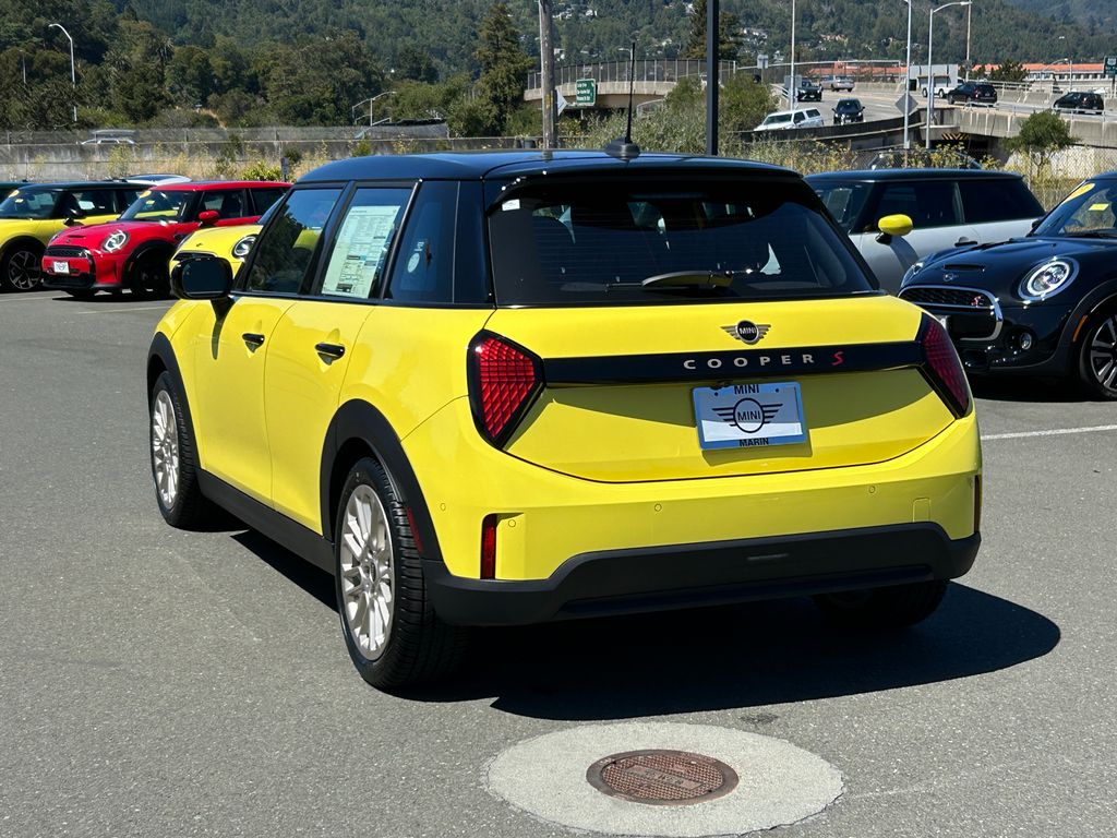 2025 Mini Cooper 4 Door Hardtop Signature photo 3