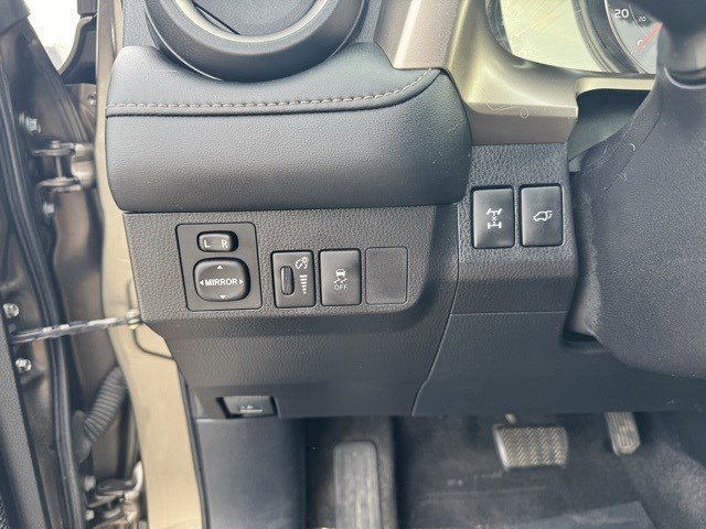 2015 Toyota RAV4 XLE photo 13