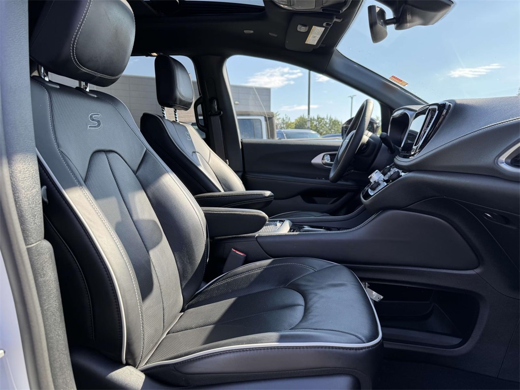 2025 Chrysler Pacifica Limited photo 12