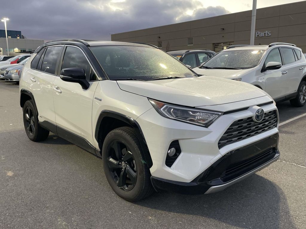 2020 Toyota RAV4 XSE's photo
