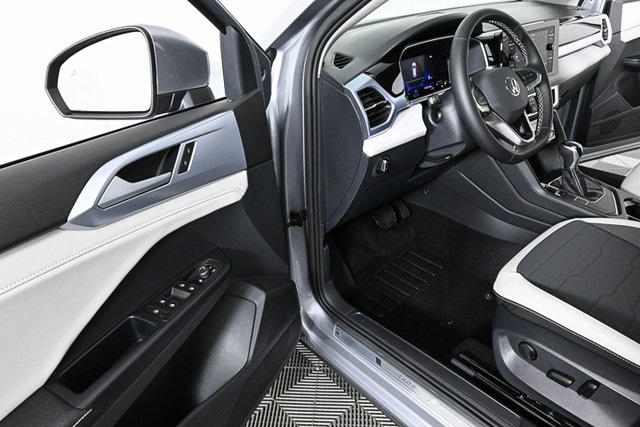 2025 Volkswagen Taos SE photo 4