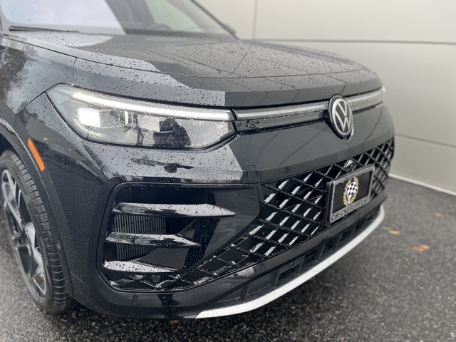 2026 Volkswagen Tiguan SEL R-Line photo 2