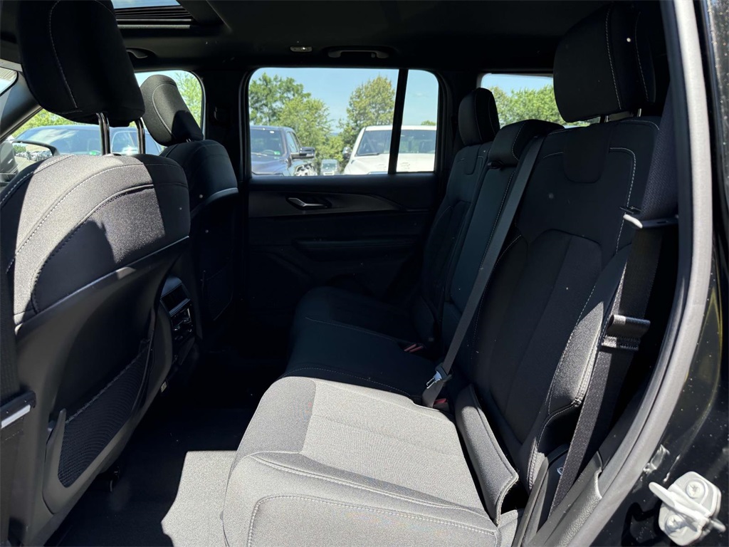 2025 Jeep Grand Cherokee Laredo X photo 15