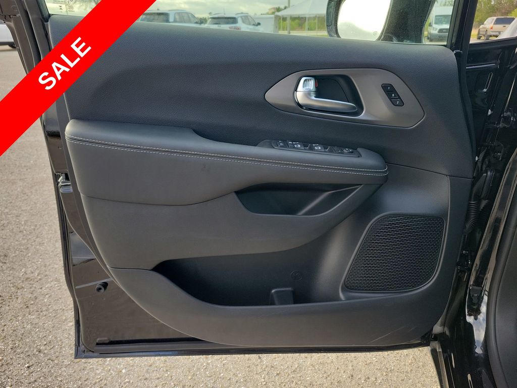 2025 Chrysler Pacifica photo 39