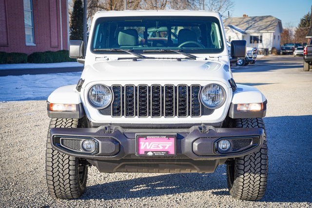 2025 Jeep Gladiator photo 3