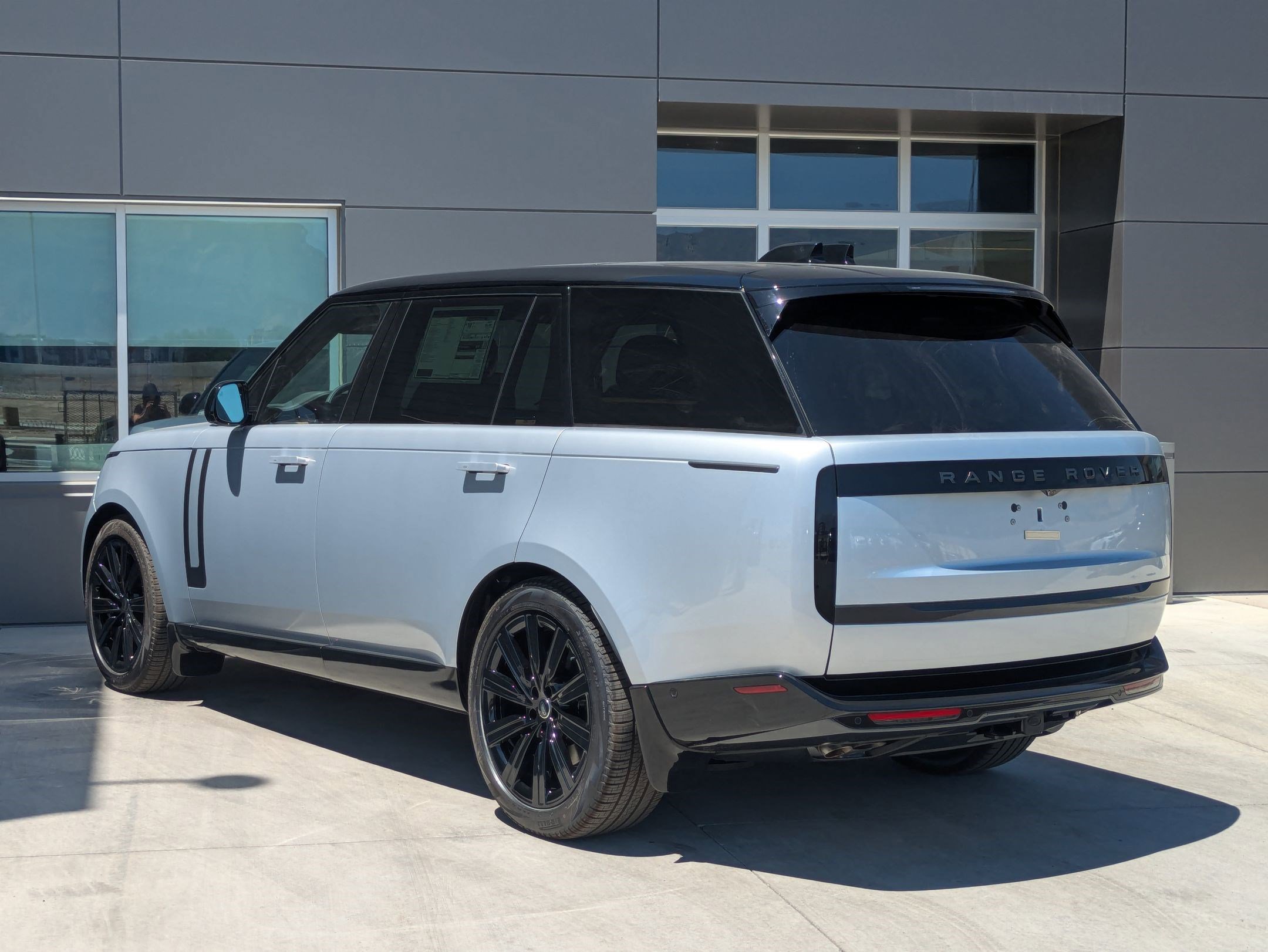 2025 Land Rover Range Rover SE photo 5