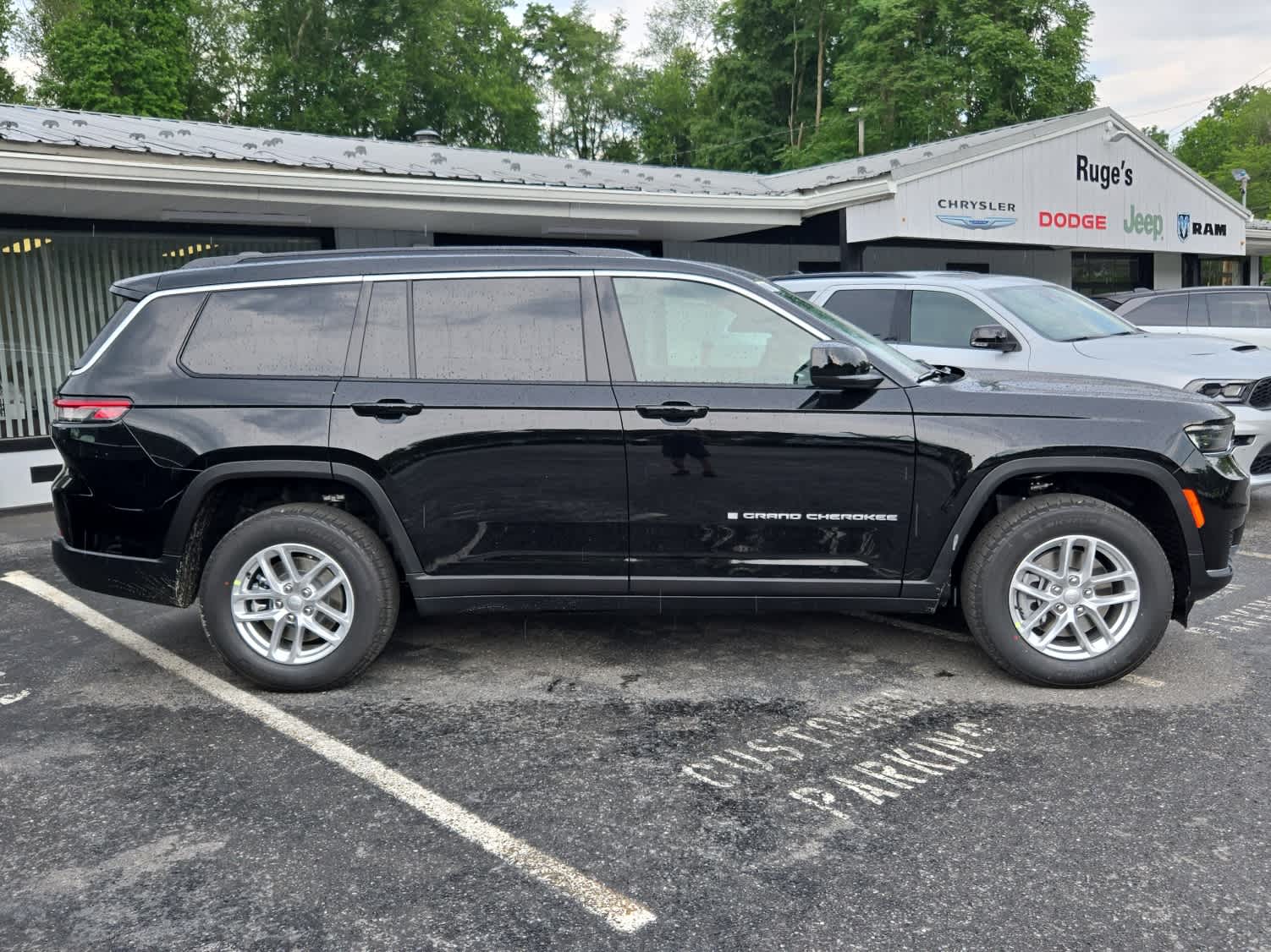 2025 Jeep Grand Cherokee Laredo X photo 3