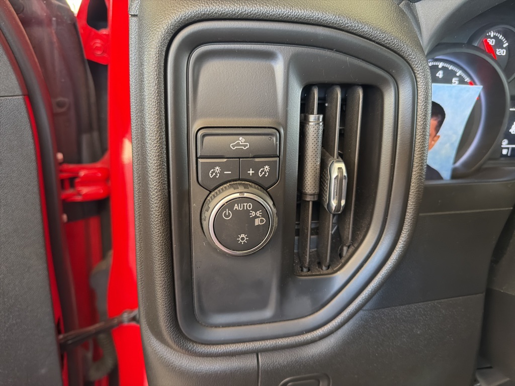 2023 Chevrolet Silverado 1500 Custom photo 3