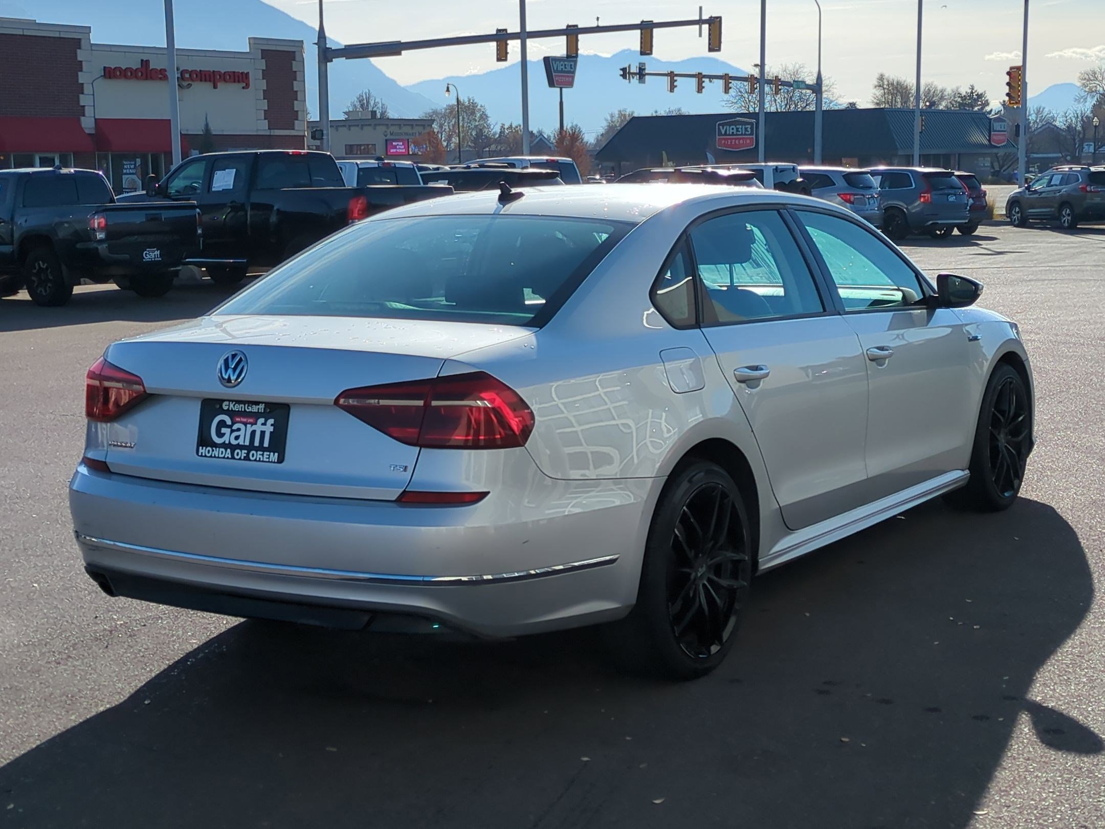 2018 Volkswagen Passat R-Line photo 3