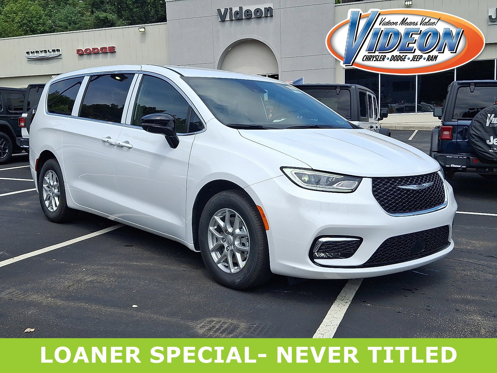 2026 Chrysler Pacifica Select's photo