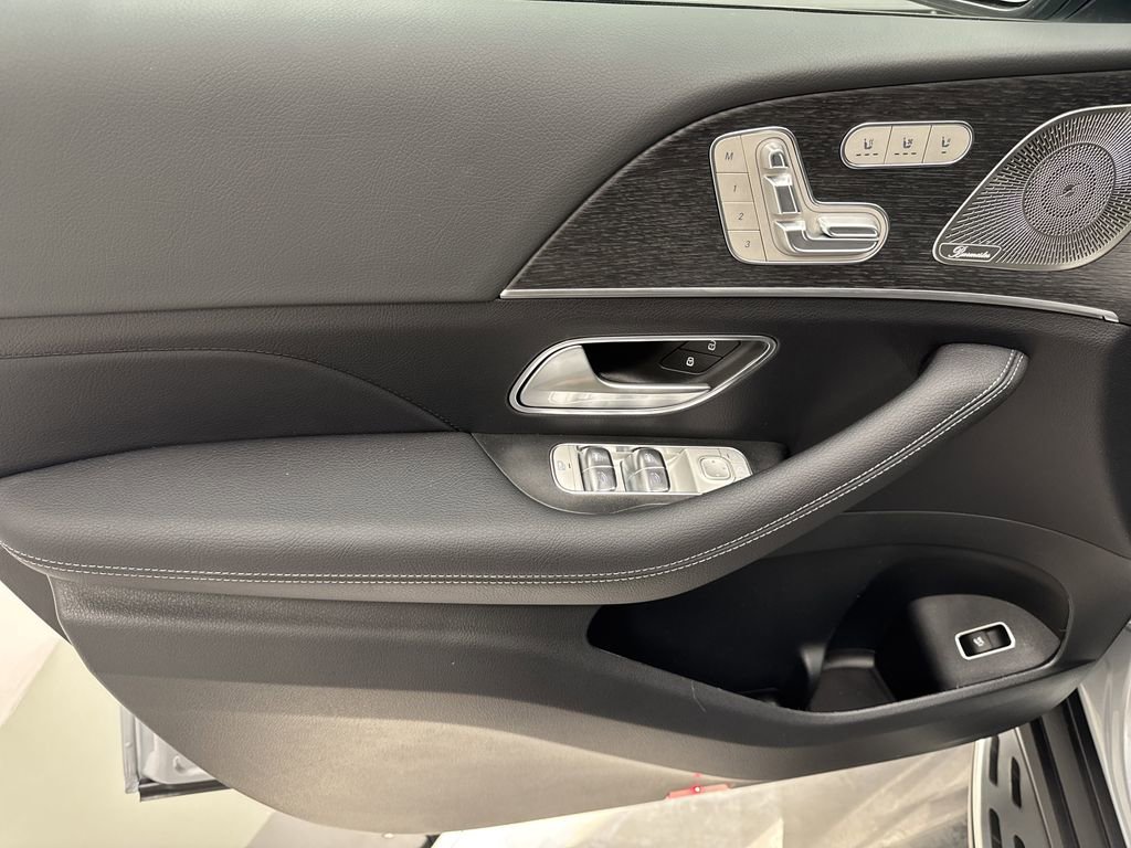2026 Mercedes Benz GLS 450 4MATIC photo 9