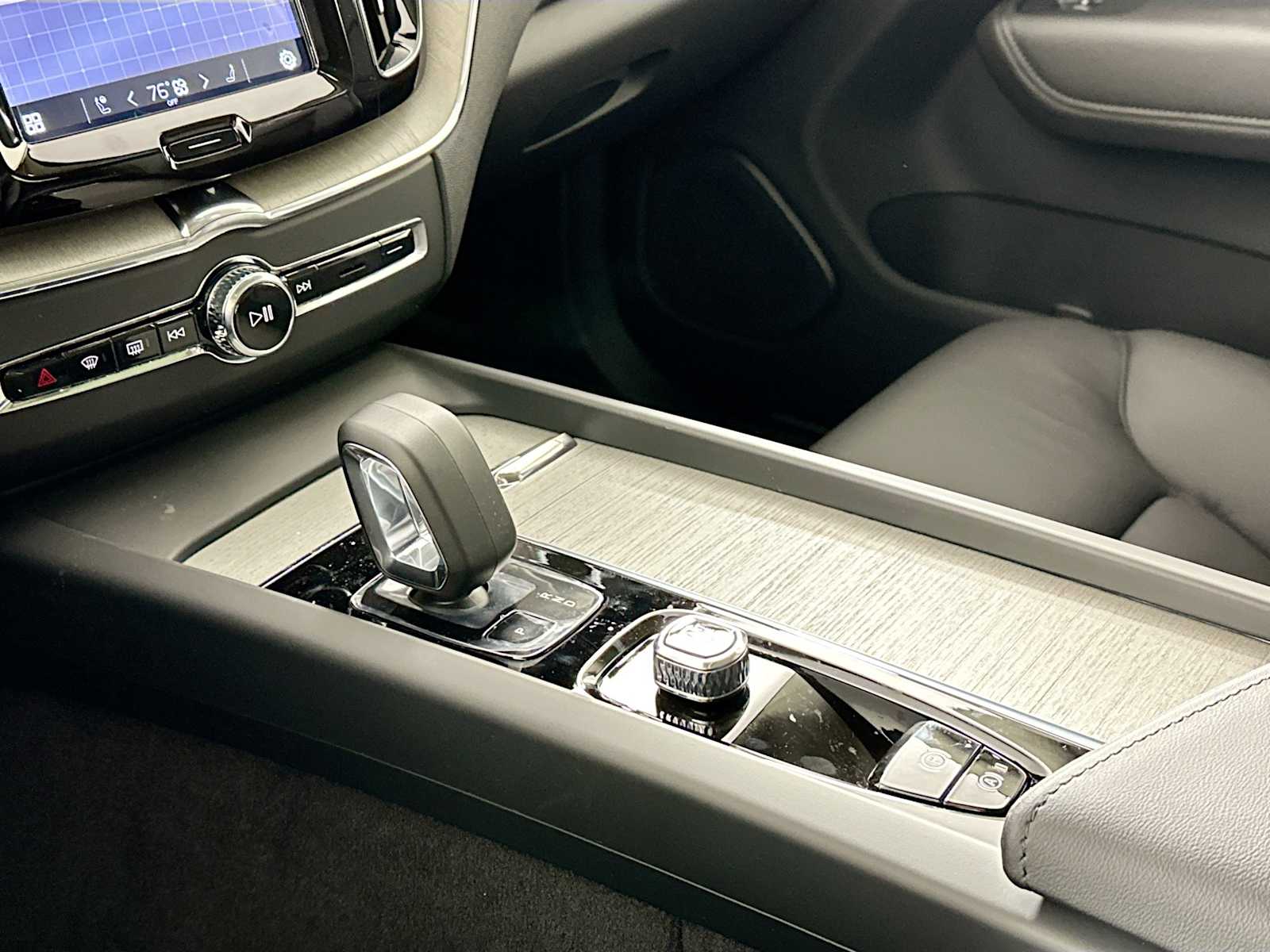 2025 Volvo XC60 T8 Plus photo 14