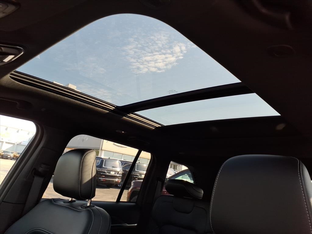 2025 Jeep Grand Cherokee Limited photo 8