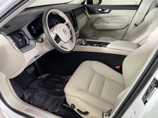 2025 Volvo XC60 T8 Plus photo 17