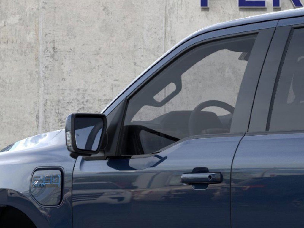 2025 Ford F-150 Lightning Lariat photo 19