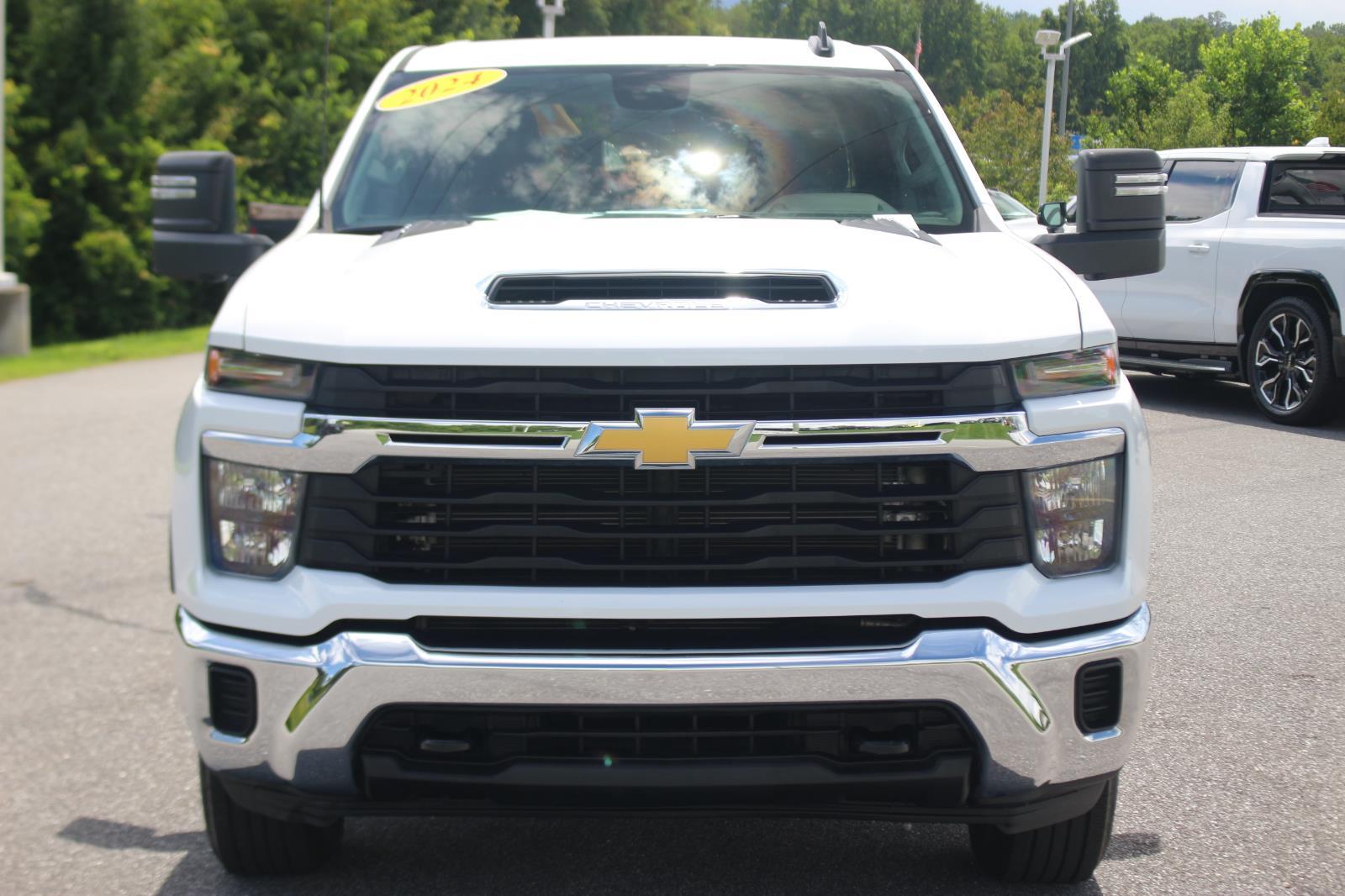 2024 Chevrolet Silverado 2500HD LT photo 2