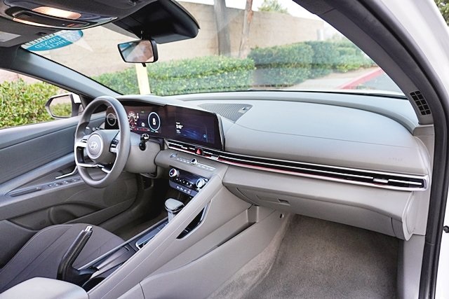 Used 2024 White Hyundai SEL image 9