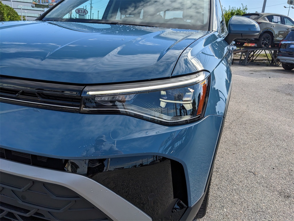 2025 Volkswagen Taos SE photo 3