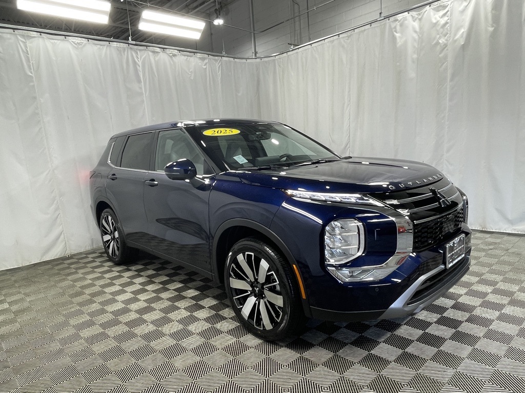 2025 Mitsubishi Outlander SE photo 2