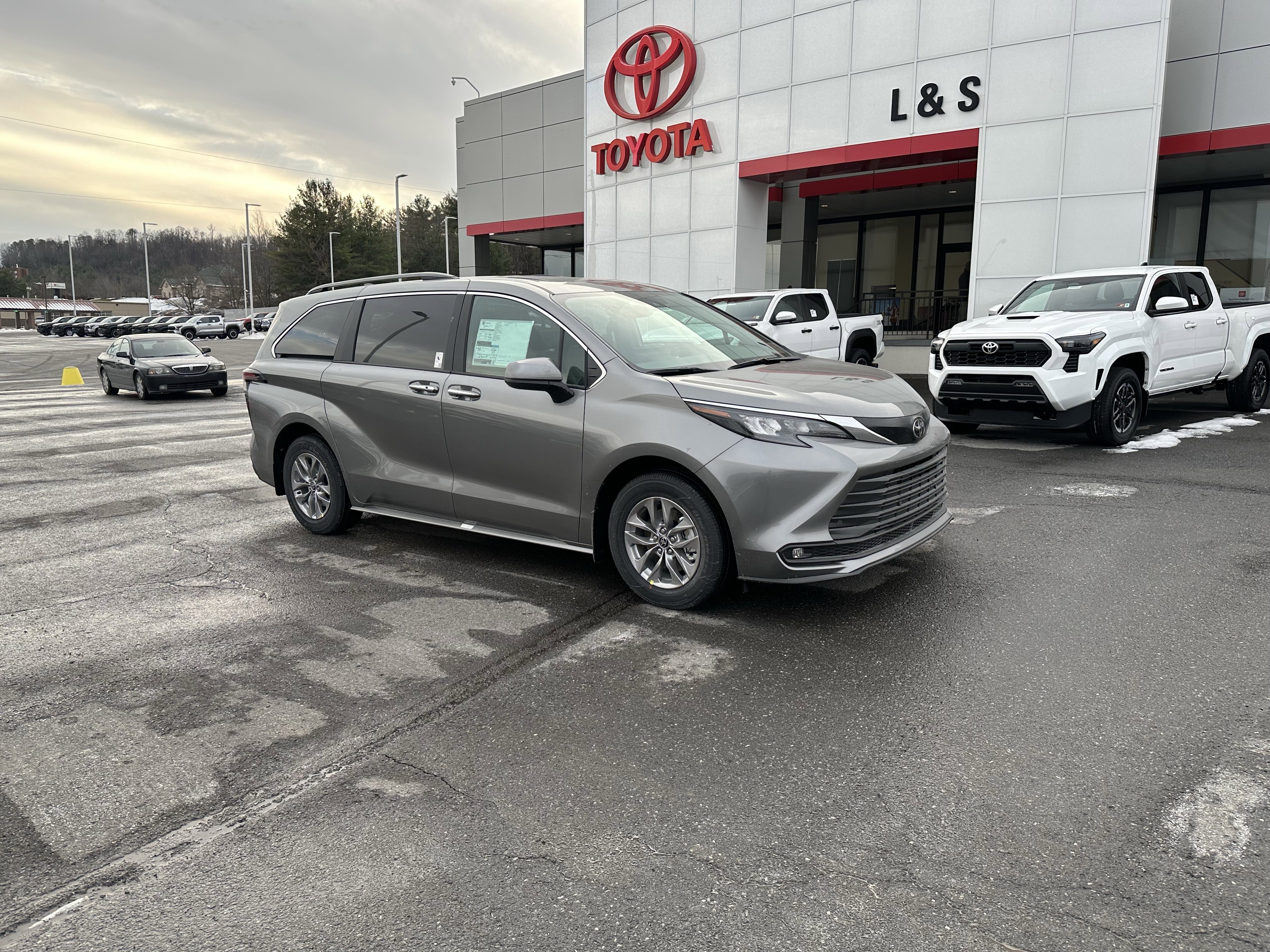 2026 Toyota Sienna XLE's photo