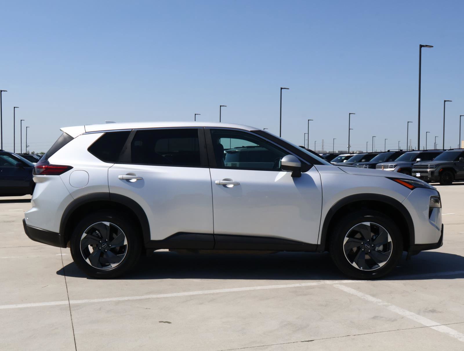 2024 Nissan Rogue SV photo 4
