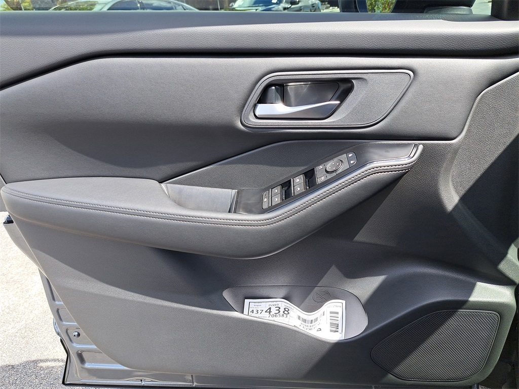 2026 Nissan Rogue SV photo 21
