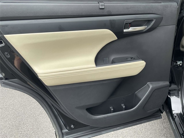 2023 Toyota Highlander L photo 5