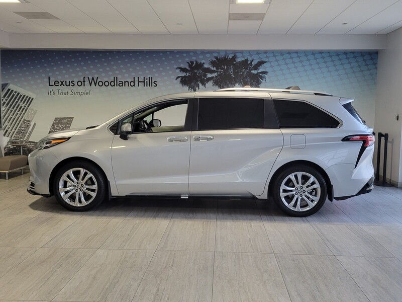 2024 Toyota Sienna Platinum photo 2