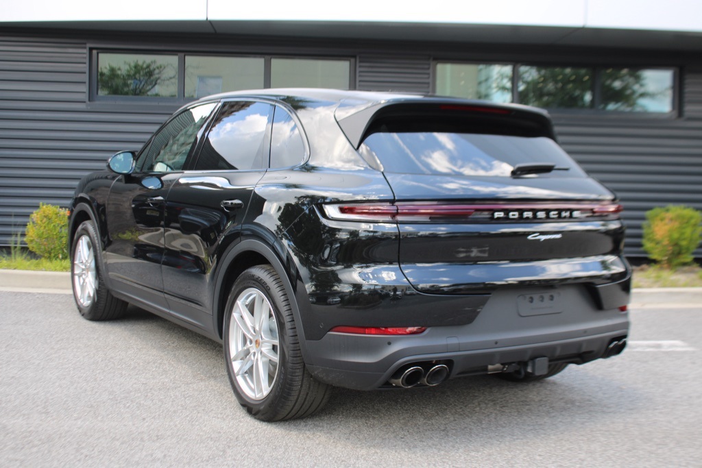 2025 Porsche Cayenne Base photo 3