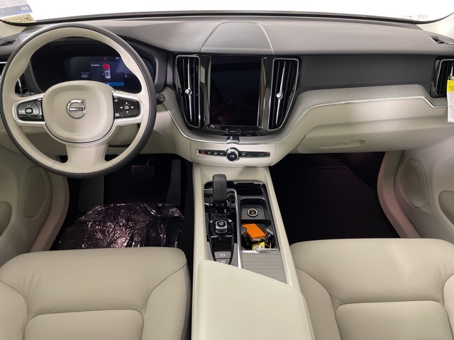 2025 Volvo XC60 T8 Plus photo 33