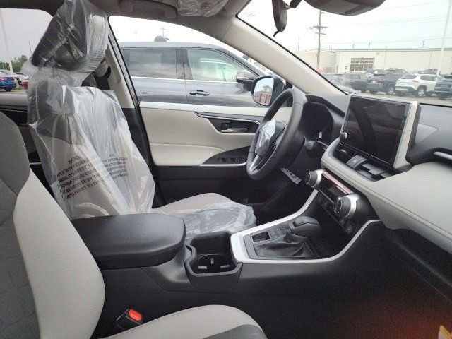 2025 Toyota RAV4 XLE photo 10