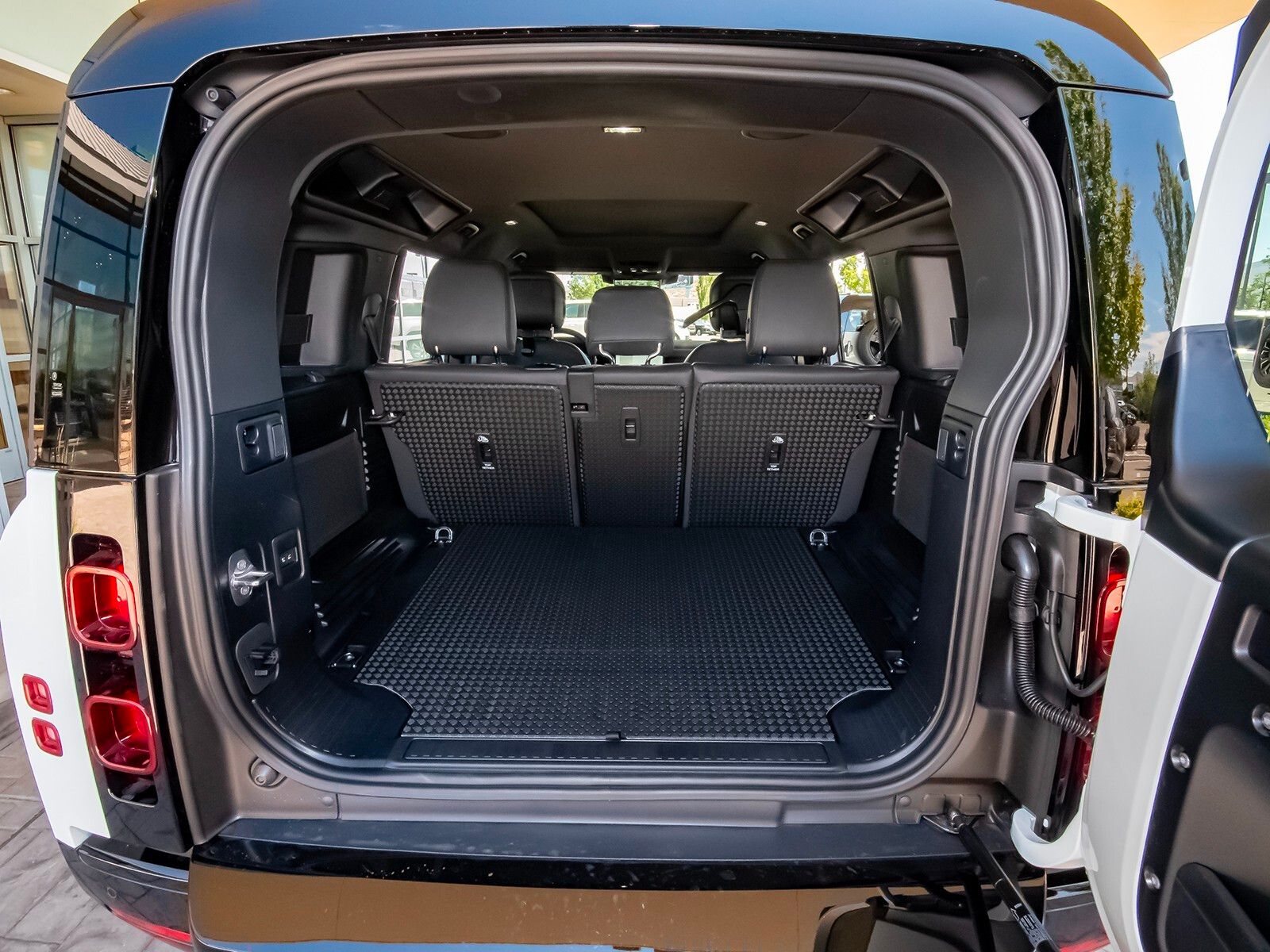 2025 Land Rover Defender 110 X-Dynamic SE photo 47
