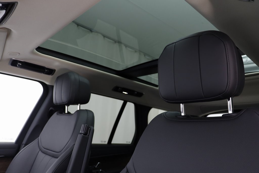 2025 Land Rover Range Rover SE photo 11