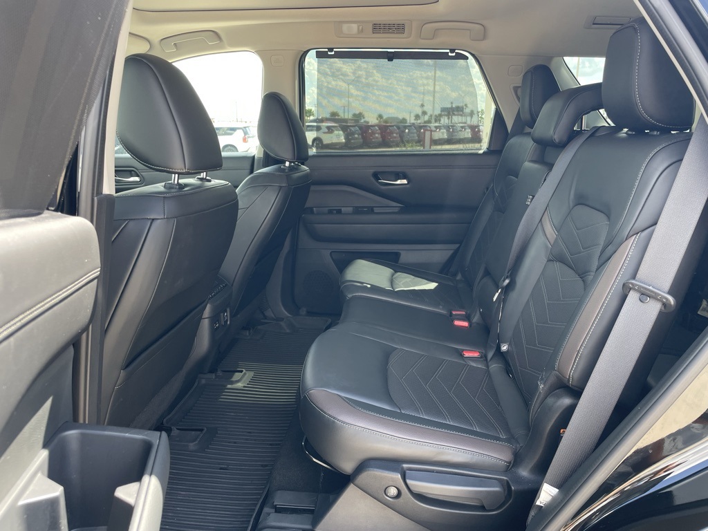 2022 Nissan Pathfinder Platinum photo 16