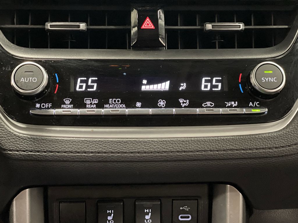 2023 Toyota Corolla Cross XLE photo 19