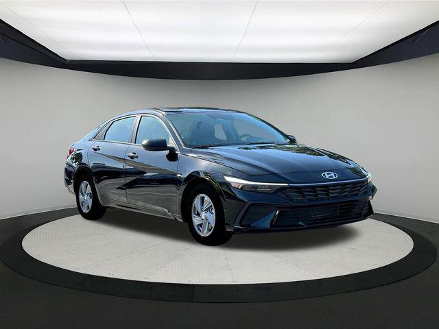 2025 Hyundai Elantra SE photo 11