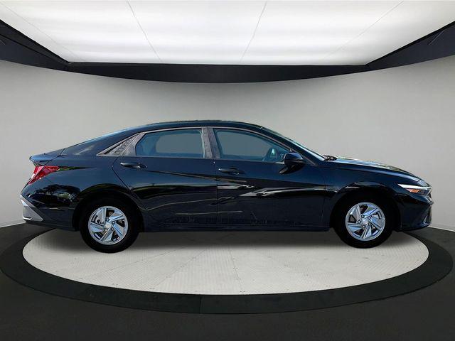 2025 Hyundai Elantra SE photo 9
