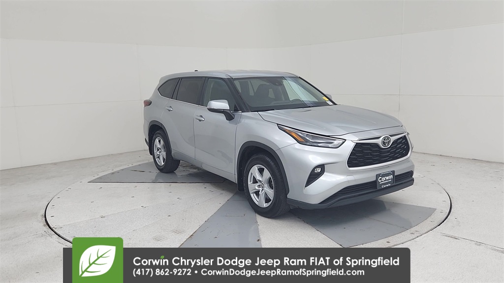 2024 Toyota Highlander LE photo 3